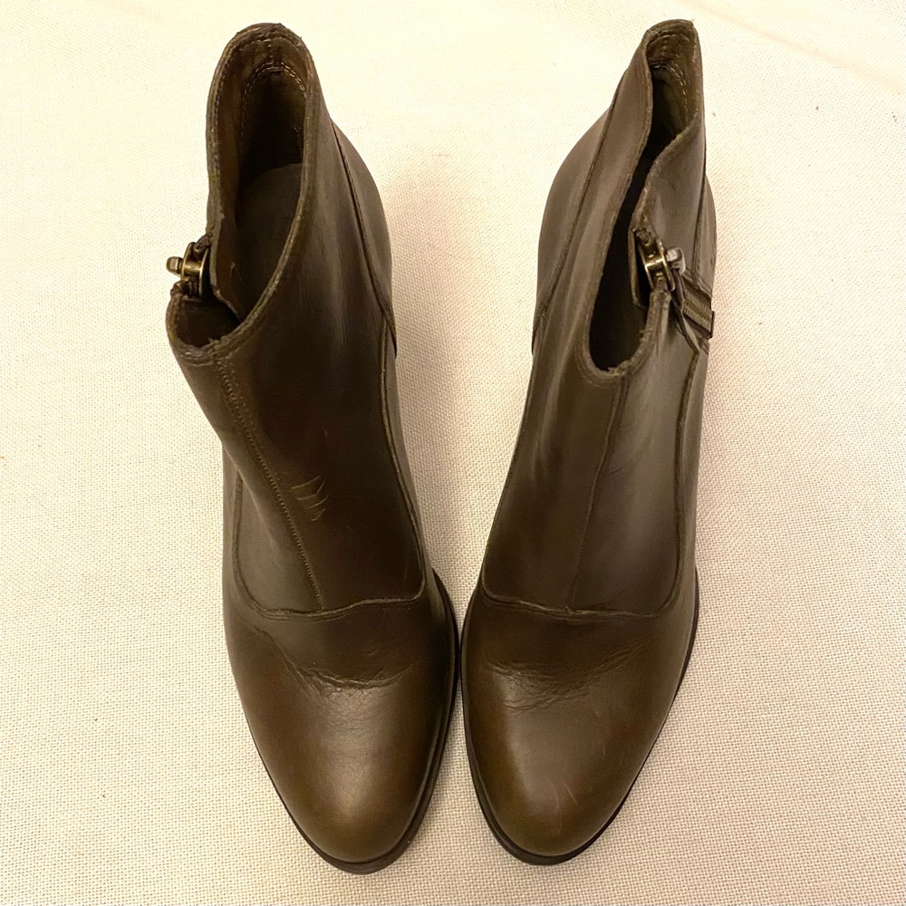 UGG Dolores Boots - Picture 5 of 14